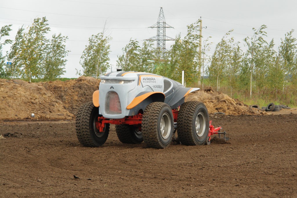 беспилотный трактор Avrora Robotics