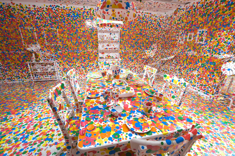 Комната в наклейках от дизайнера Yayoi Kusama