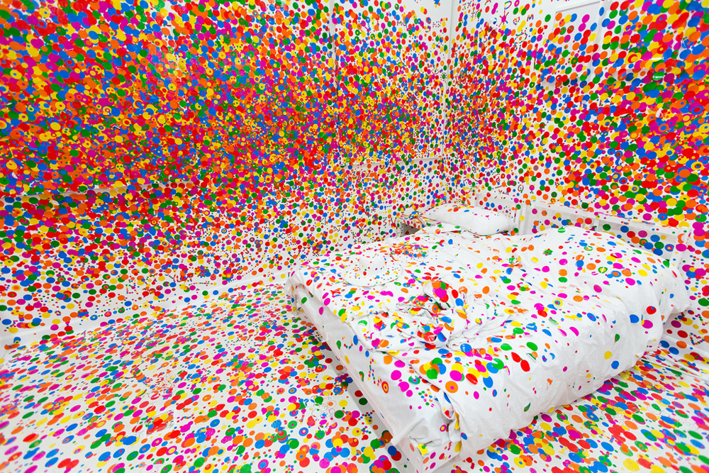 Комната в наклейках от дизайнера Yayoi Kusama