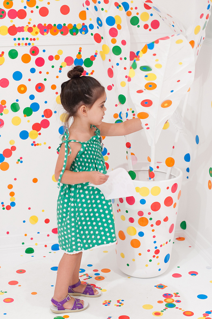 Комната в наклейках от дизайнера Yayoi Kusama