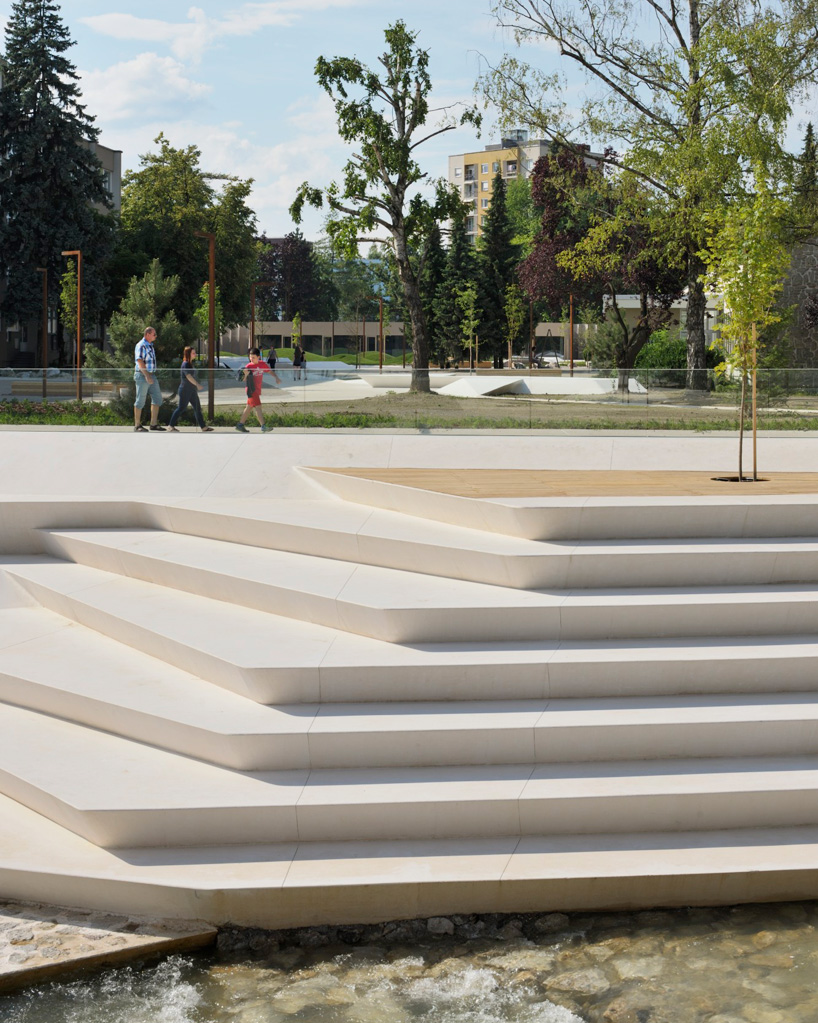 ENOTA Architects преобразовала пешеходную зону в Словении