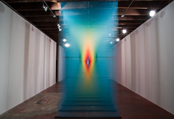 Радужное сплетение нитей Gabriel Dawe