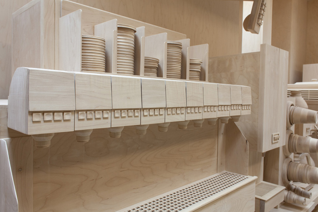 Деревянный интерьер McDonalds от Рокси Пейн (Roxy Paine)