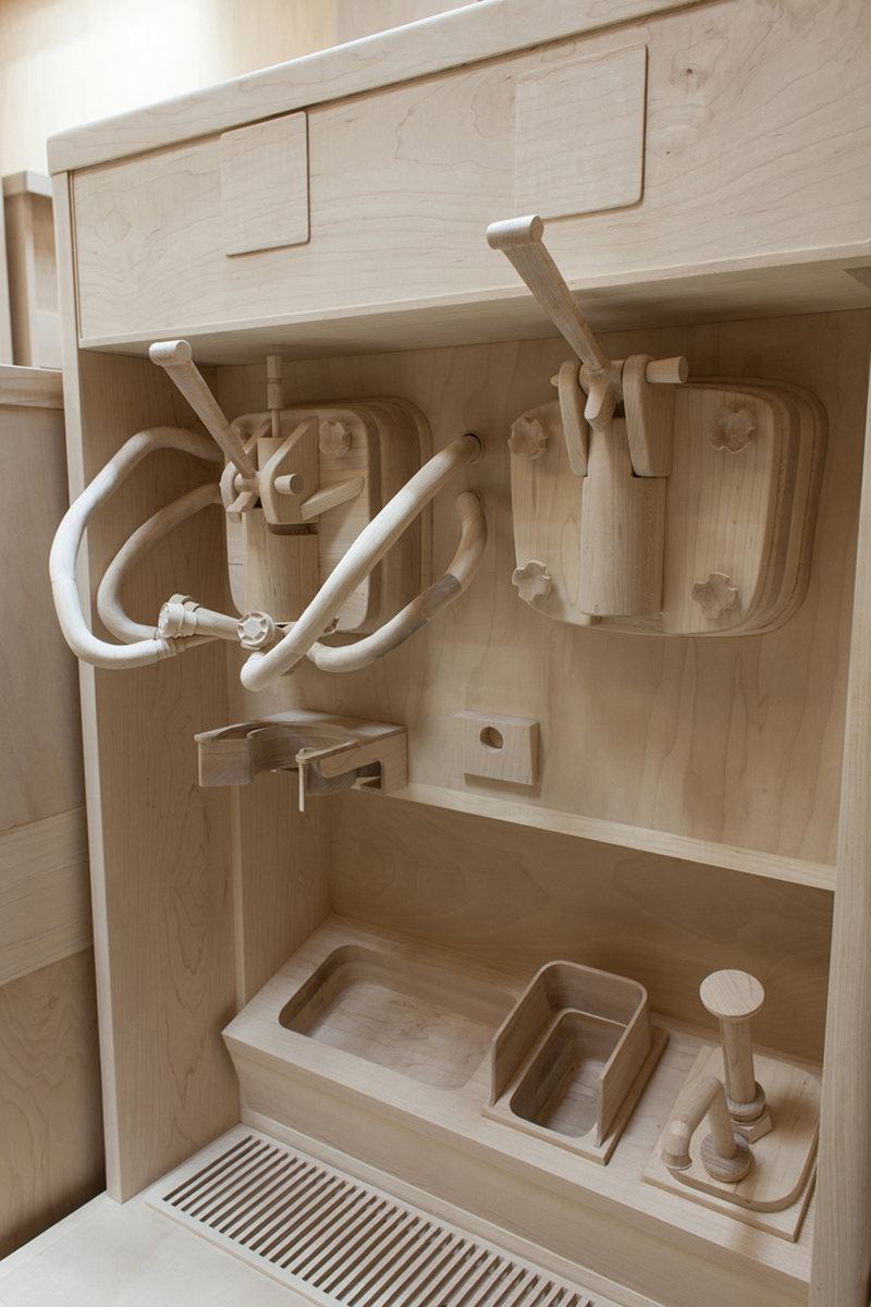 Деревянный интерьер McDonalds от Рокси Пейн (Roxy Paine)