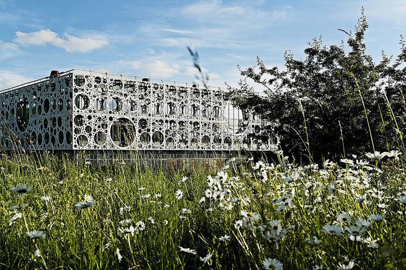 C.F. Møller Architects окутала здание университета Южной Дании перфорированными панелями