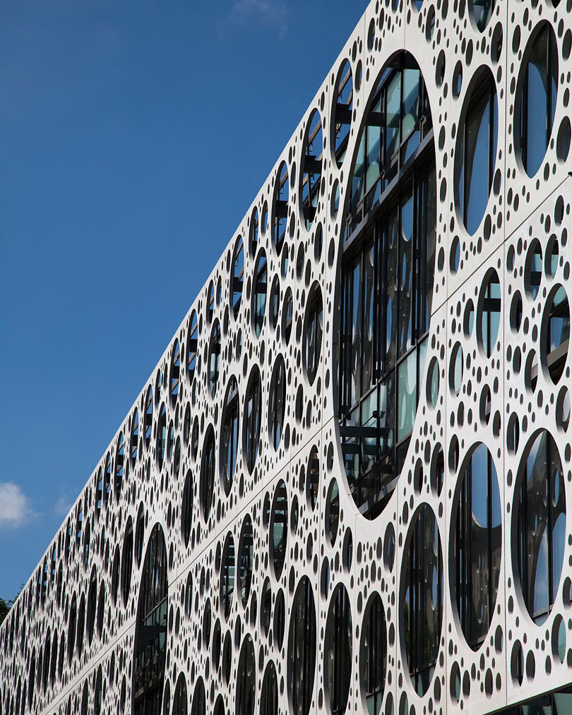 C.F. Møller Architects окутала здание университета Южной Дании перфорированными панелями