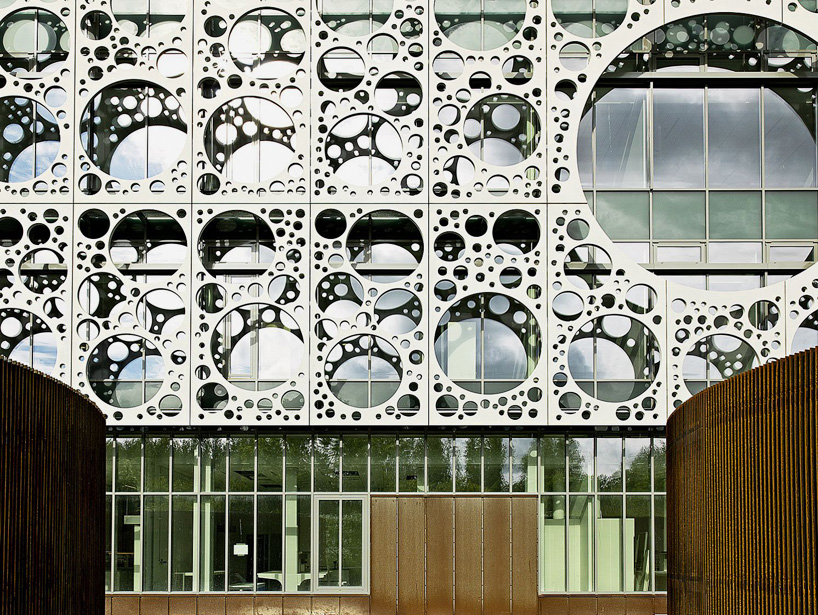 C.F. Møller Architects окутала здание университета Южной Дании перфорированными панелями