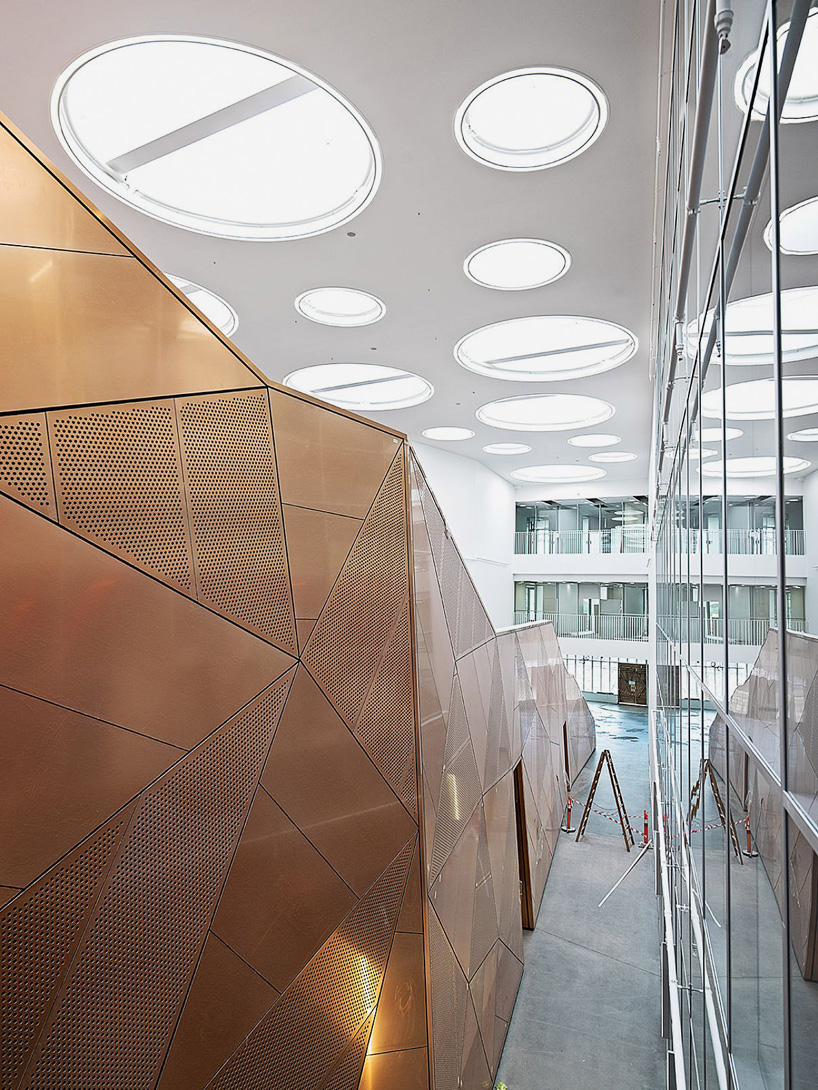 C.F. Møller Architects окутала здание университета Южной Дании перфорированными панелями