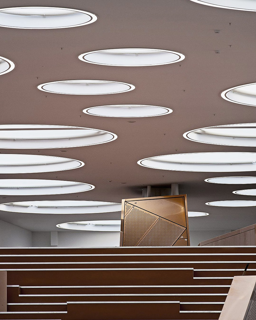C.F. Møller Architects окутала здание университета Южной Дании перфорированными панелями