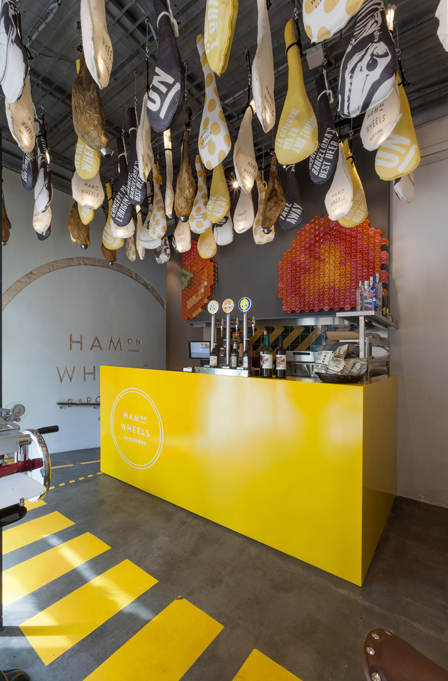 Экстравагантный дизайн закусочной Ham on Wheels в Барселоне