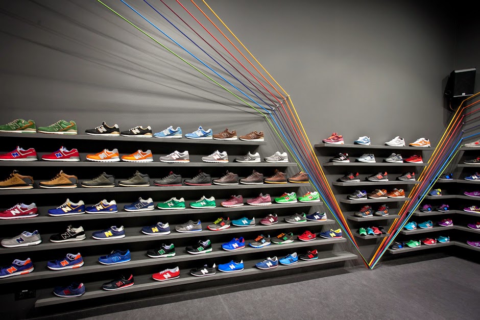 Яркие линии в интерьере магазина спортивной обуви Run Colors