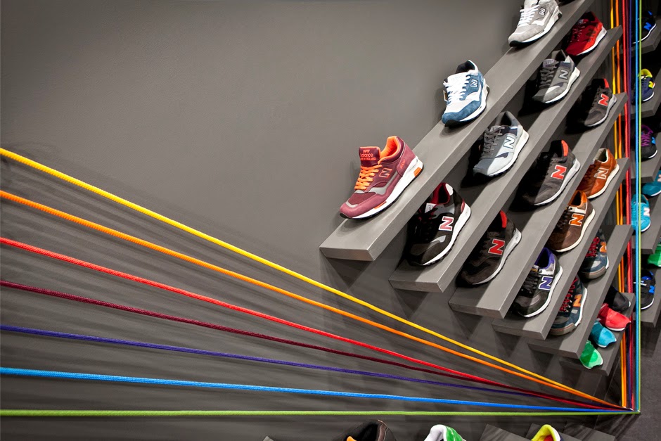 Яркие линии в интерьере магазина спортивной обуви Run Colors