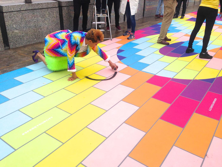 Яркая инсталляция на мосту Лондона от компании Spark Your City