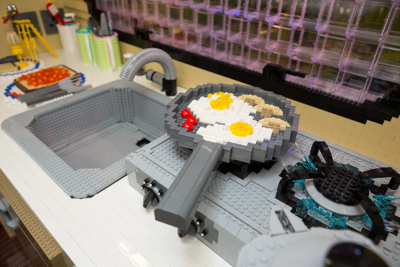 Фургон из 200 тысяч деталей конструктора Lego