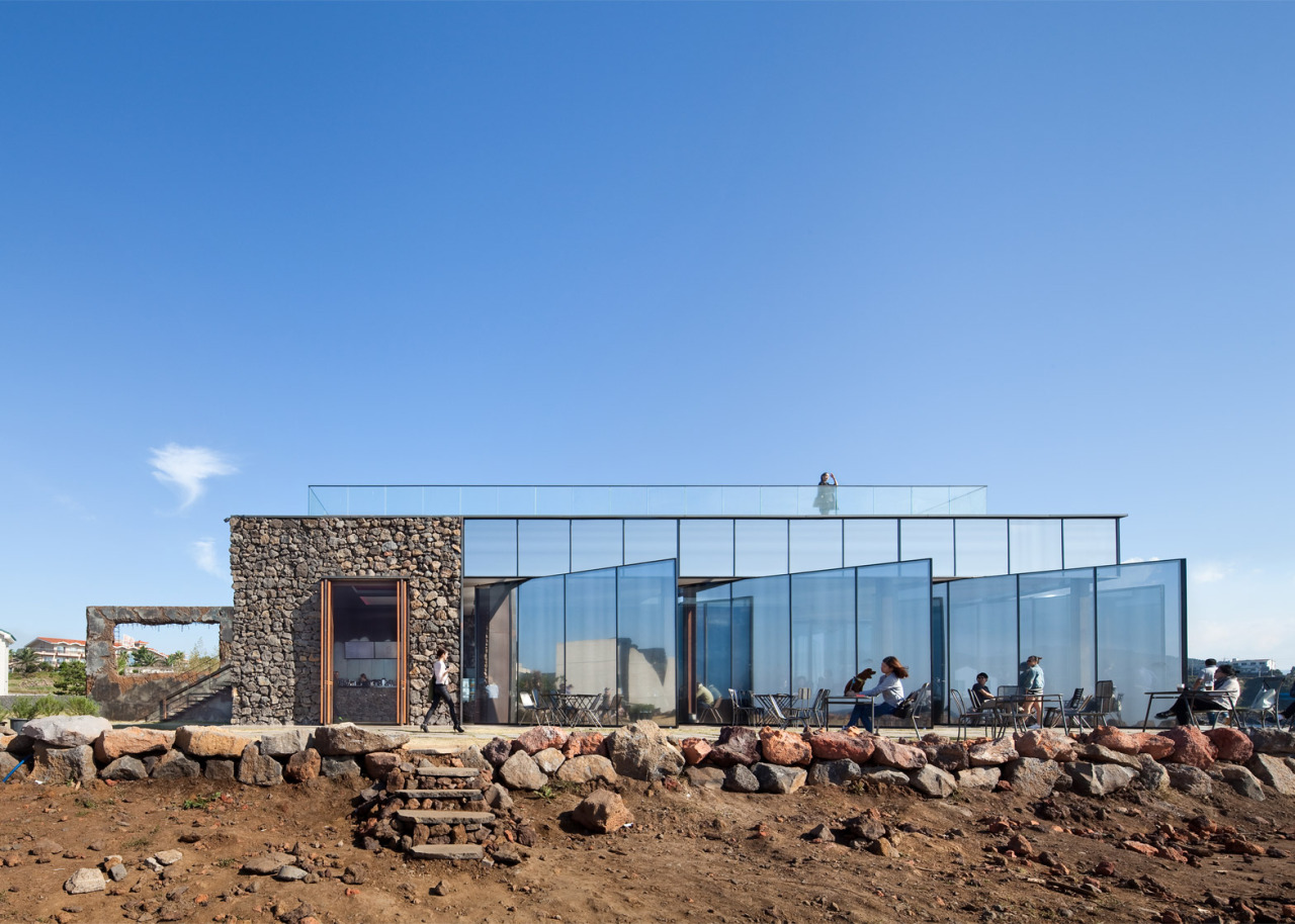 Зеркальное кафе Monsant Cafe в Южной Корее