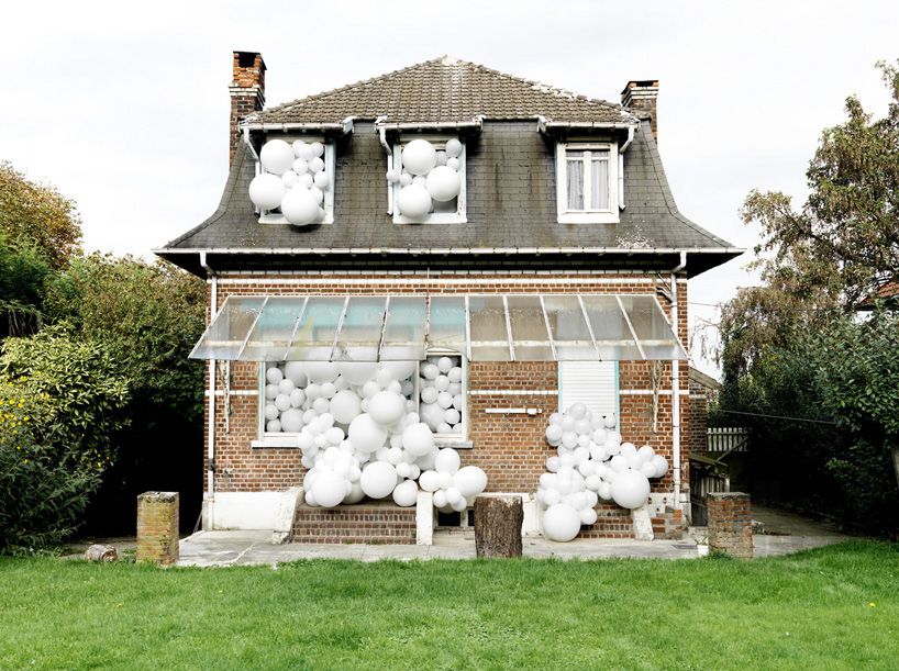 charles petillon heartbeat 100000 white balloons covent garden designboom 09