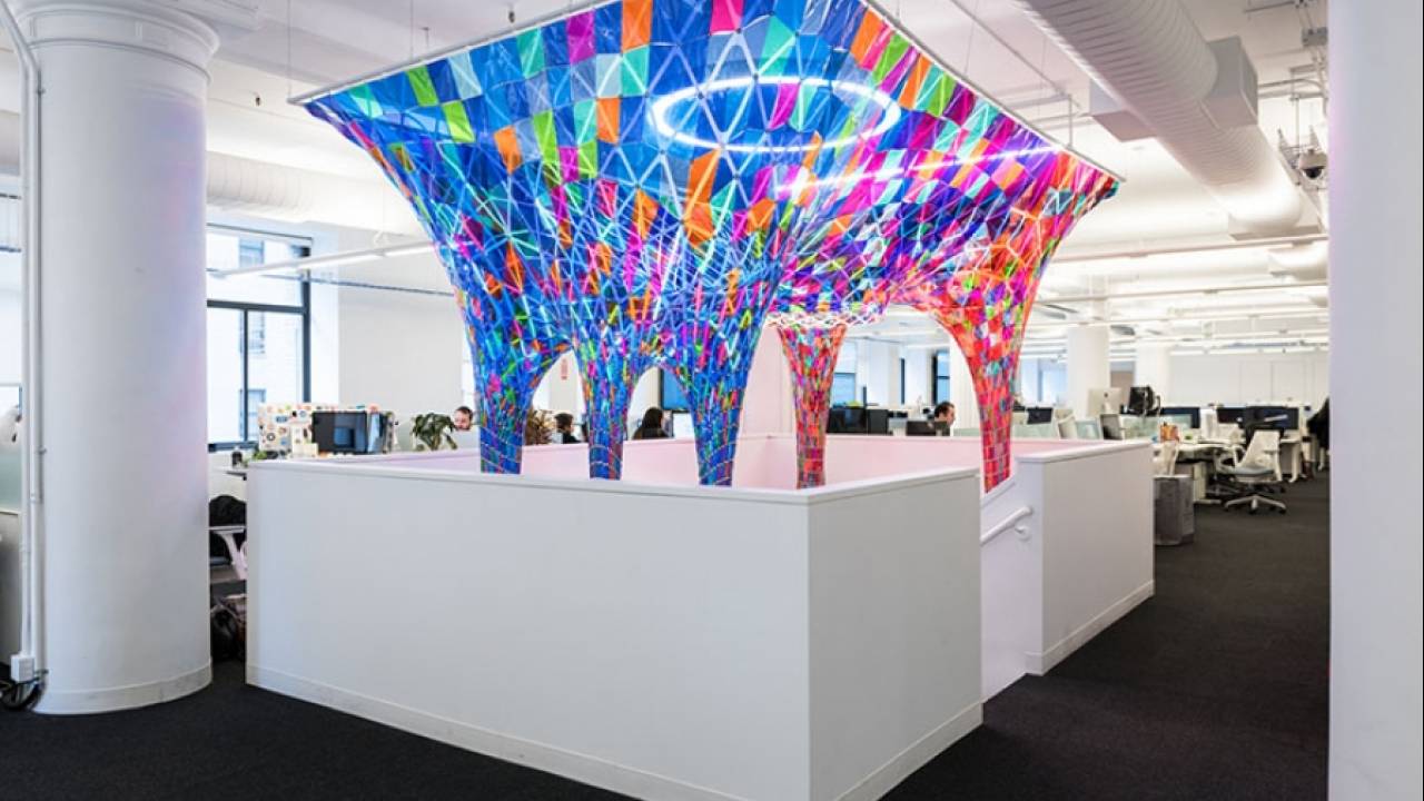 Яркая инсталляция в офисе сообщества Behance от SOFTlab