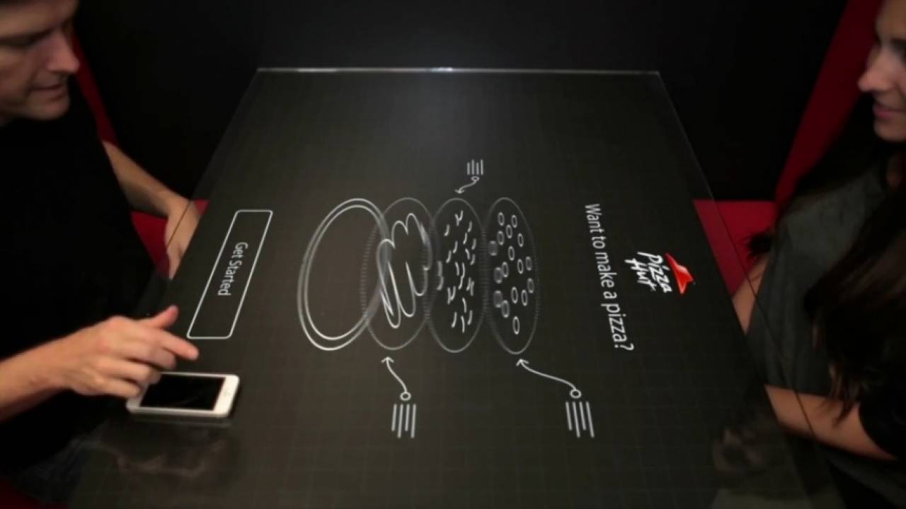 Интерактивный стол в Pizza Hut