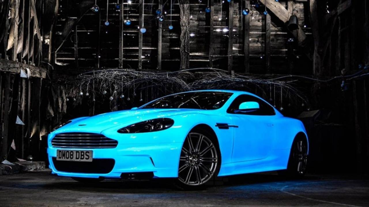 Nevana Designs украсила Aston Martin DBS светящейся краской