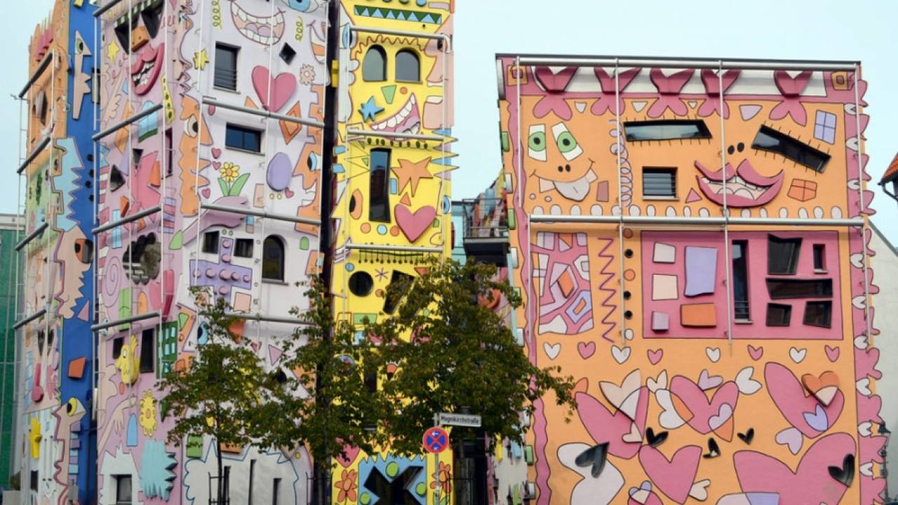 Счастливый дом Рицци (Happy Rizzi House) - красочное здание на окраине Брауншвейга