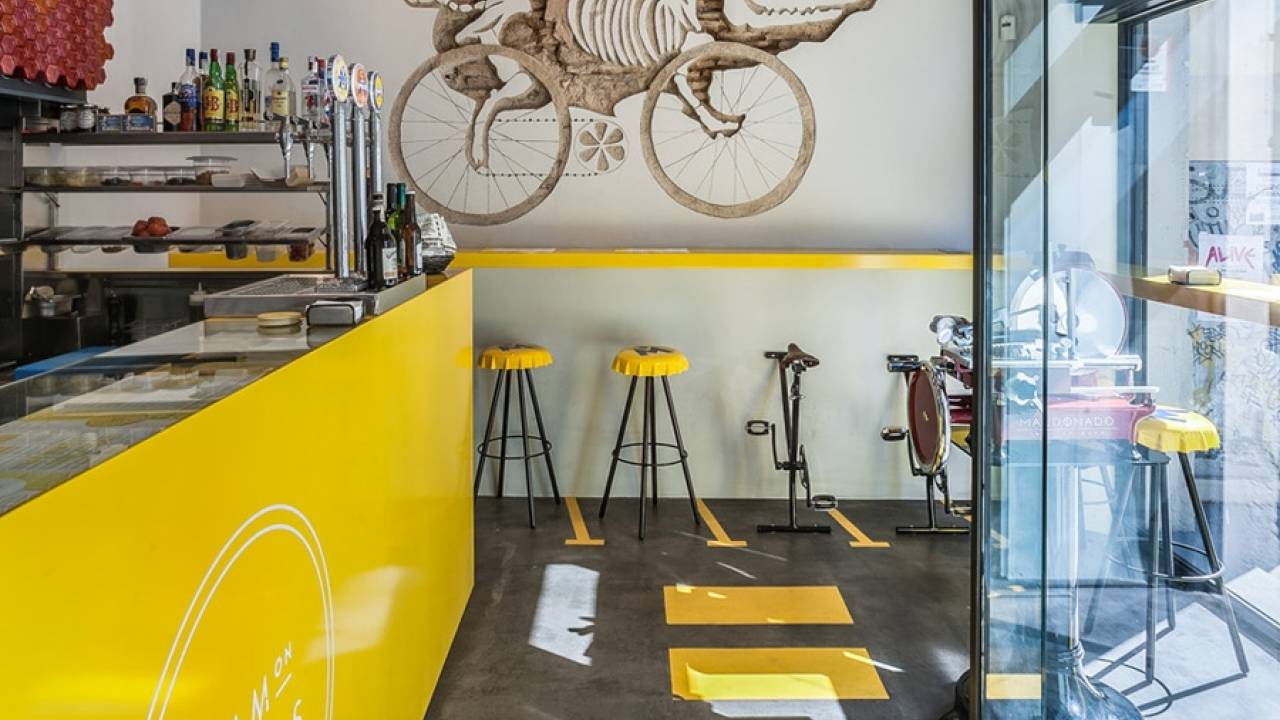 Экстравагантный дизайн закусочной Ham on Wheels в Барселоне