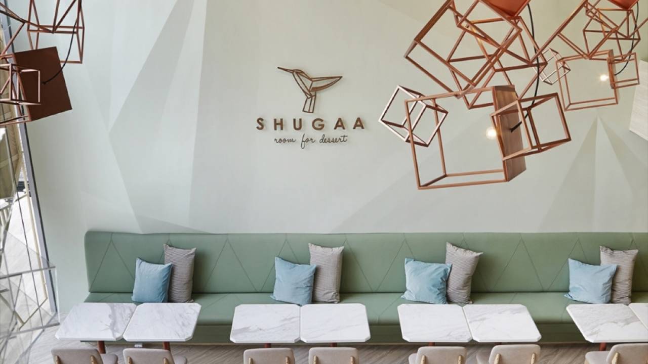 Уютный интерьер бара со сладостями SHUGAA