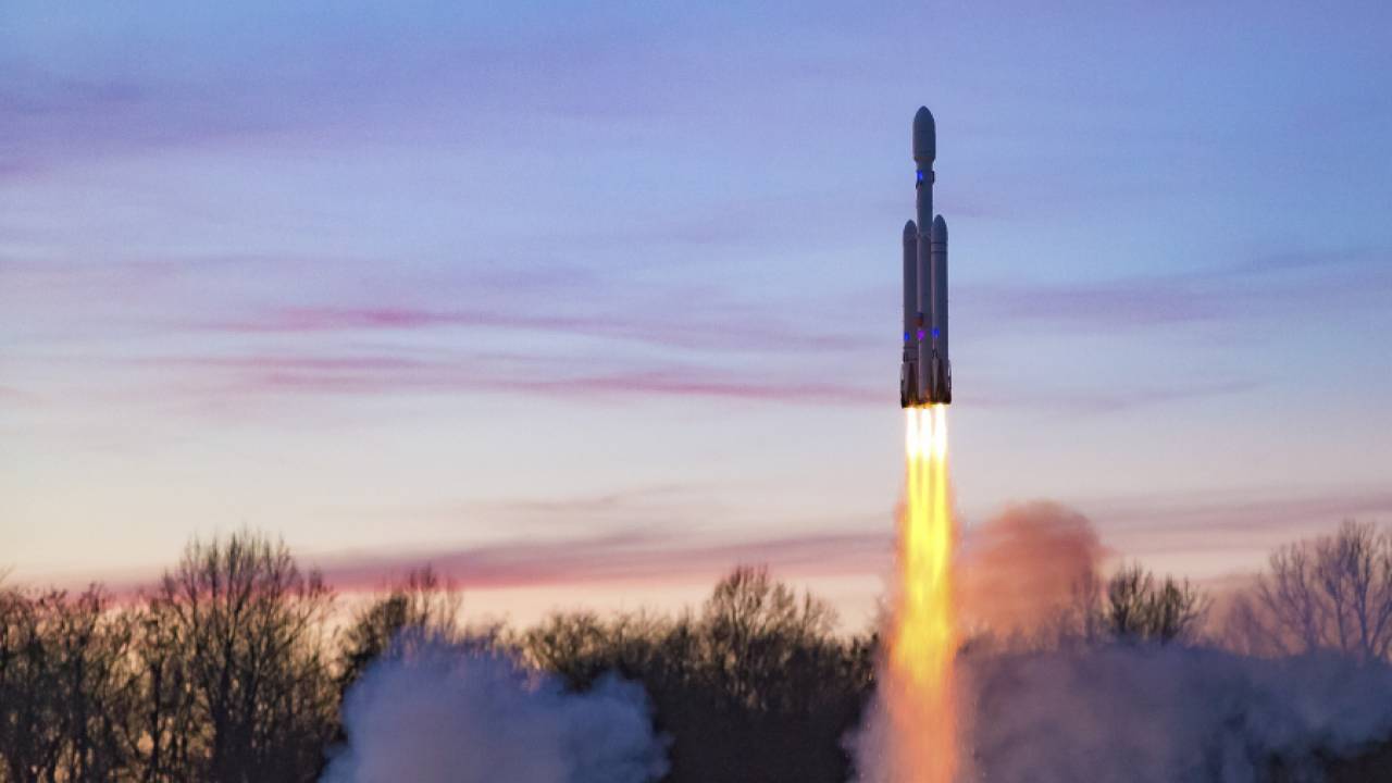 Джо Барнард создаёт реплики ракет SpaceX в домашних условиях