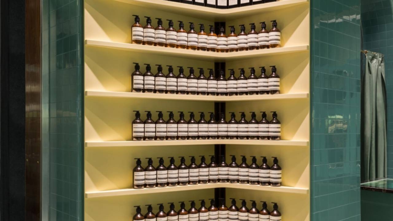 Интерьер бутика косметики Aesop в Милане от студии Dimorestudio