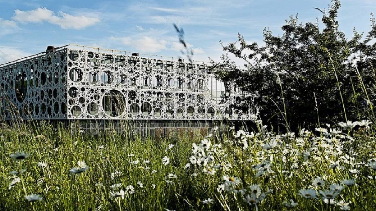 C.F. Møller Architects окутала здание университета Южной Дании перфорированными панелями