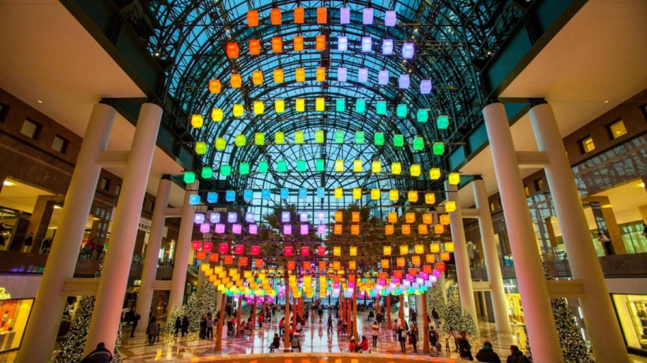 Cветовая инсталляция в центре Brookfield Place, Манхэттен
