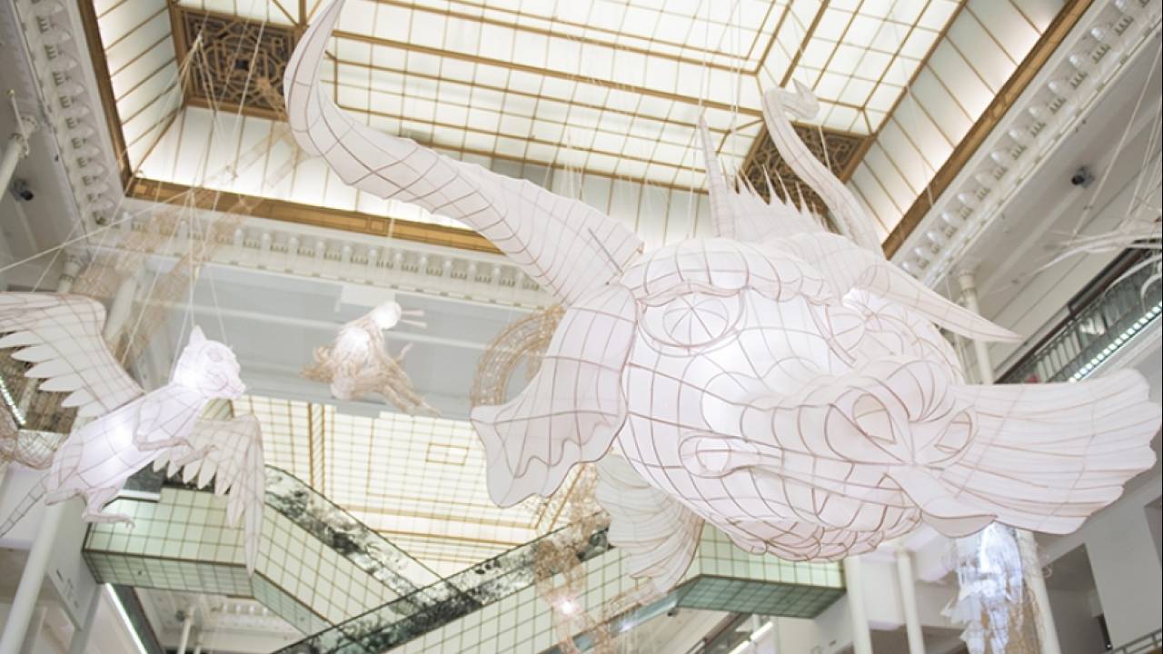 Ai Weiwei наполнил парижский Ле-Бон-Марш воздушными змеями