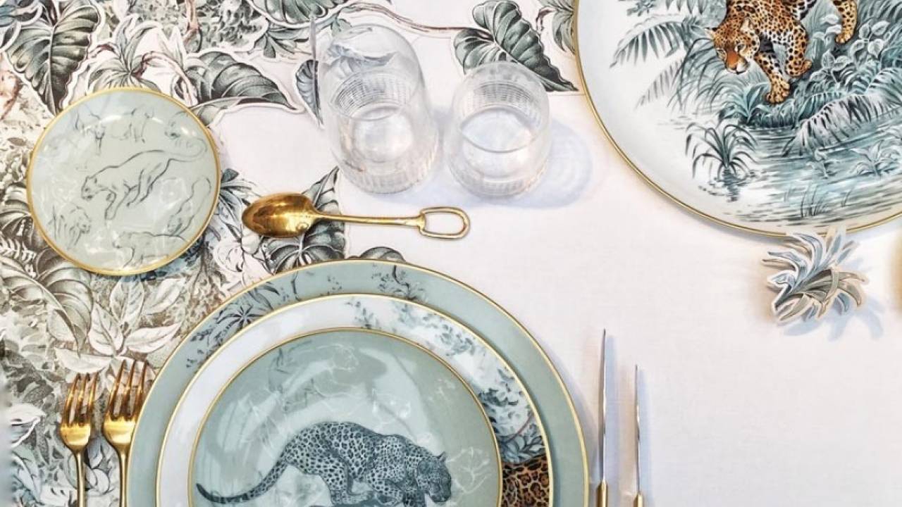 Французский модный дом Hermes представил коллекцию фарфоровой посуды с рисунками Роберта Даллета (Robert Dallet)