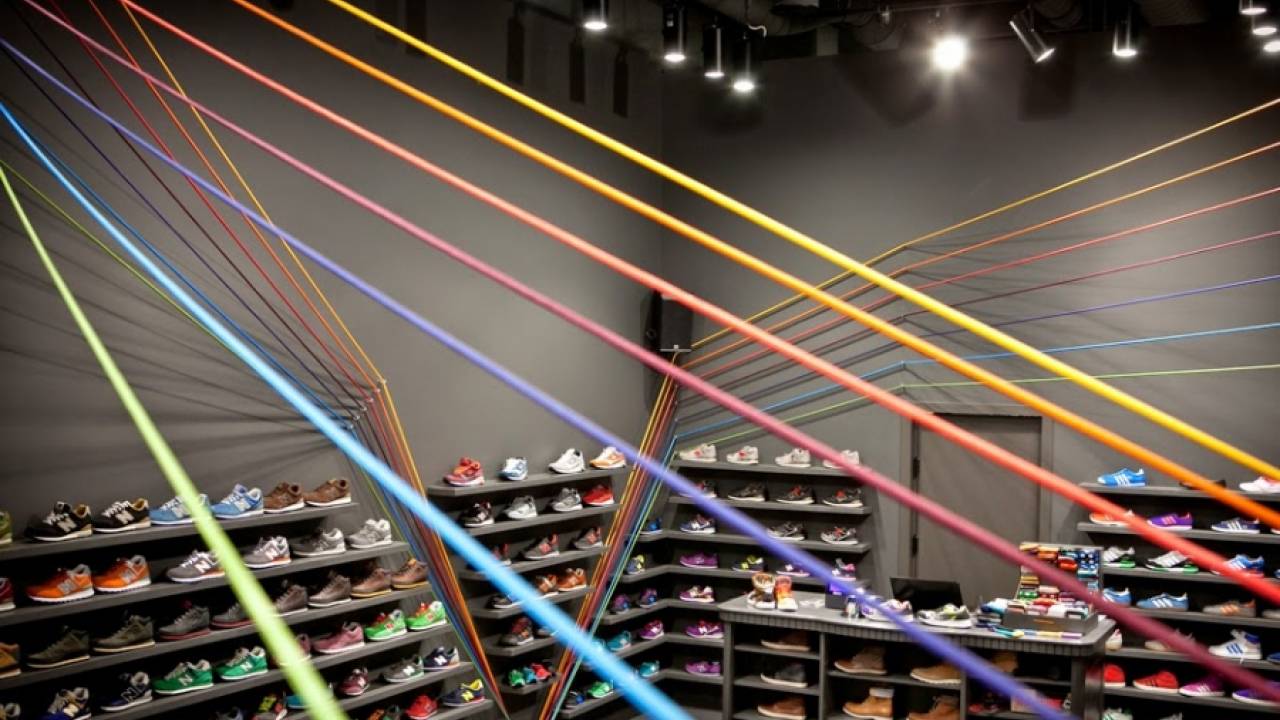 Яркие линии в интерьере магазина спортивной обуви Run Colors