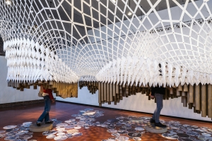 Подвесная конструкция от студентов-архитекторов в галерее Hazel и Robert H. Siegel