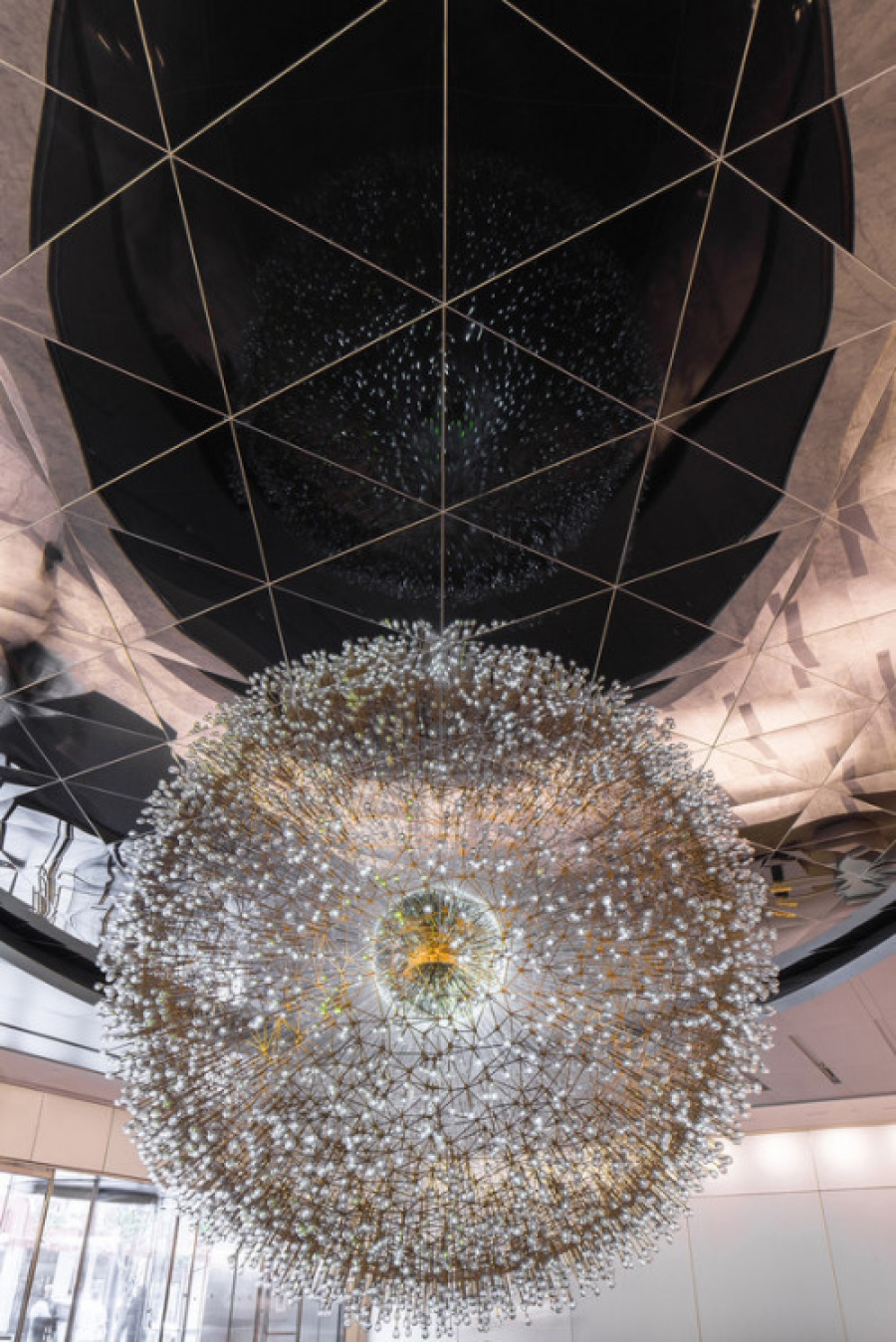 Lucent - "сияющая" инсталляция от художника Вольфганга Баттресса (Wolfgang Buttress)