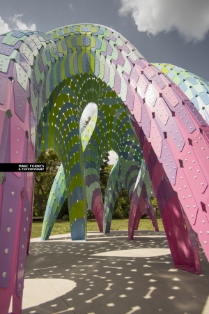 Vaulted Willow &mdash; цветная арт-инсталляция Марка Форнеса
