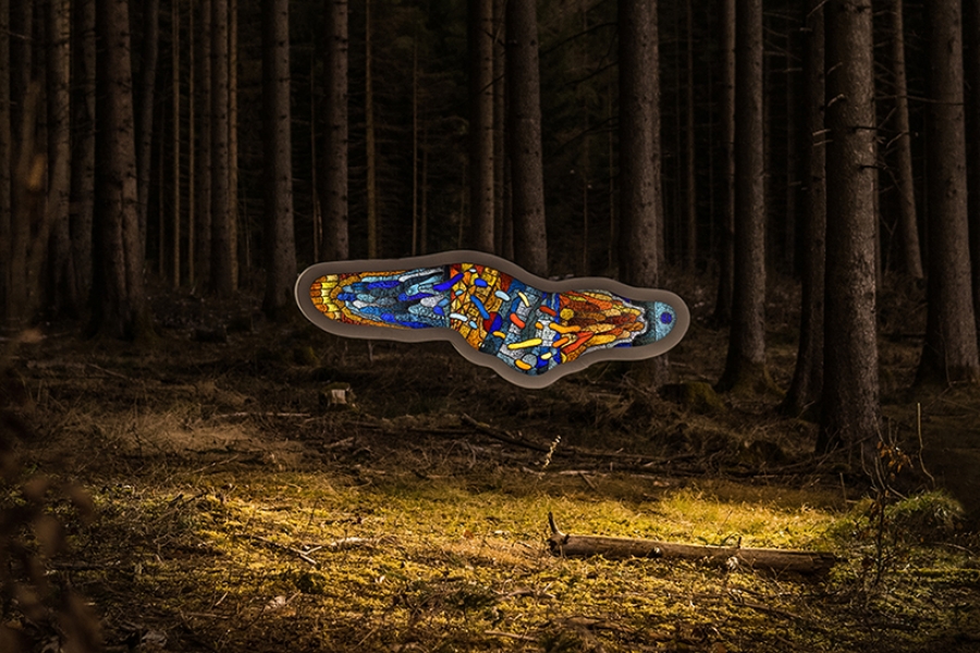 "Amoeba" - скульптура посреди леса