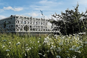 C.F. M&oslash;ller Architects окутала здание университета Южной Дании перфорированными панелями