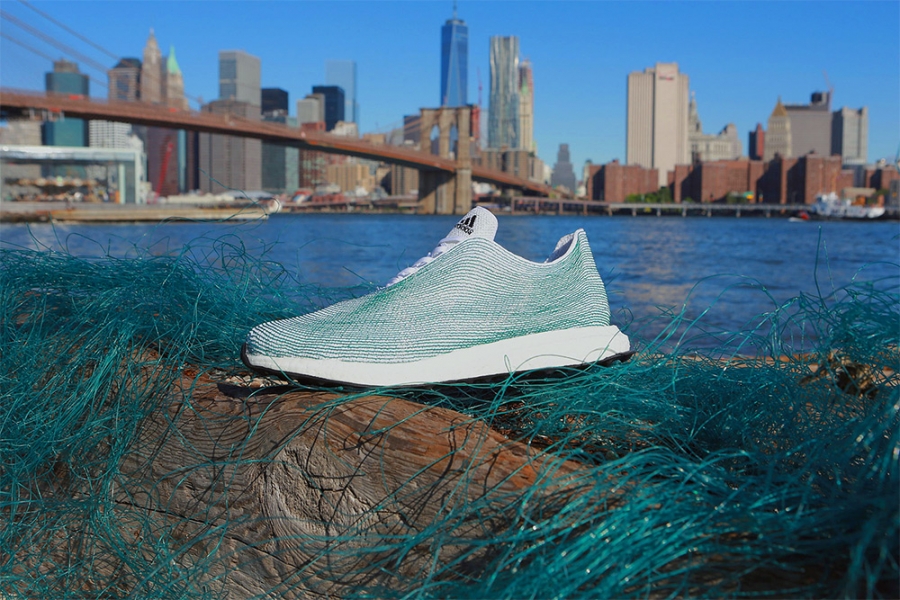 Новый прототип спортивной обуви, изготовленной из океанского мусора от компании Adidas