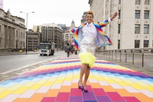 Яркая инсталляция на мосту Лондона от компании Spark Your City