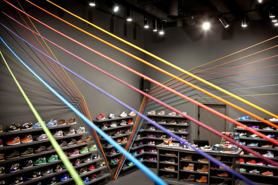 Яркие линии в интерьере магазина спортивной обуви Run Colors
